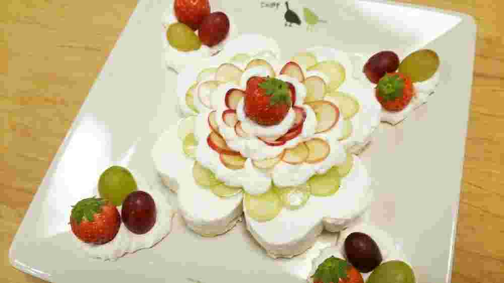 いちご使用の四葉のクローバーショートケーキ