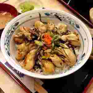 しょうゆの味が染みた焼き牡蠣の丼ごはんの画像