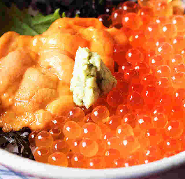 大粒のイクラ、ウニにワサビが乗った丼物の画像