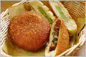 美味しそうなパンの中に牡蠣が入っているカレーパンの画像