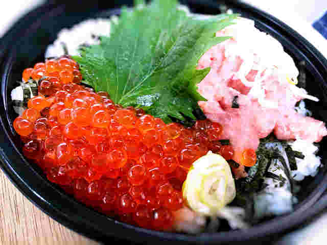 ネギトロとイクラの沢山乗った海鮮丼の画像