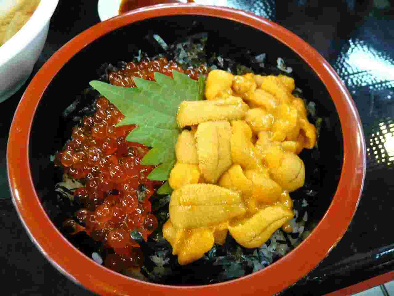 イクラとウニが沢山乗った海鮮丼の画像