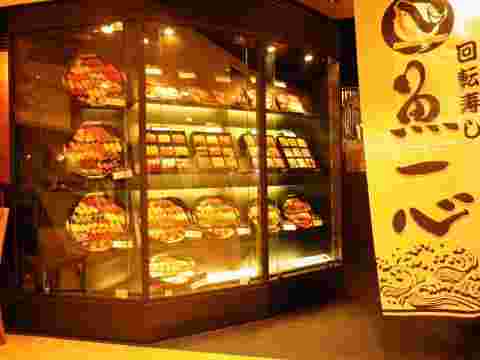 店内前のショーケースに盛り合わせの寿司が並んでいます