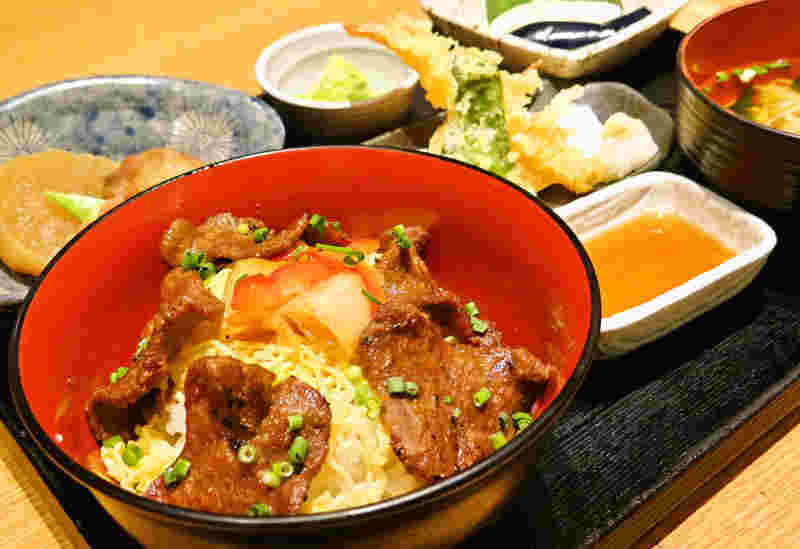 厚切りの牛タンがご飯の上に乗っている牛タン丼の画像