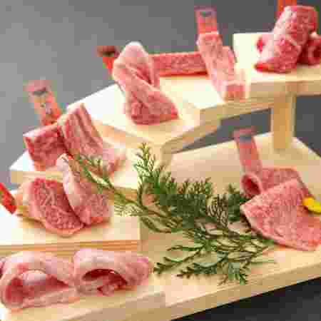 美味しそうな様々な牛肉のさしの入った部位が並んでいる画像