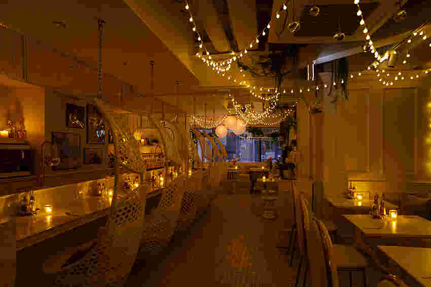 夜の店内