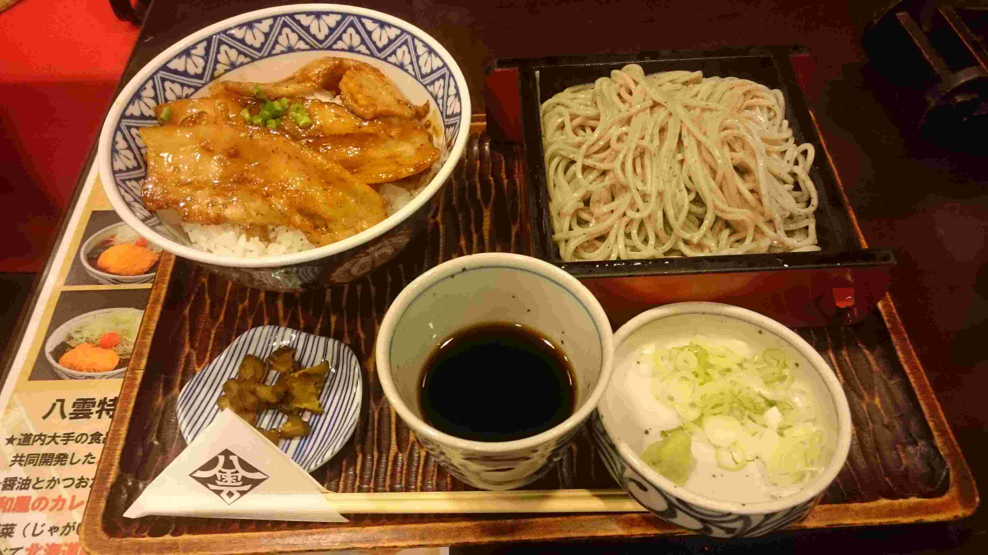 豚丼とそばのセット