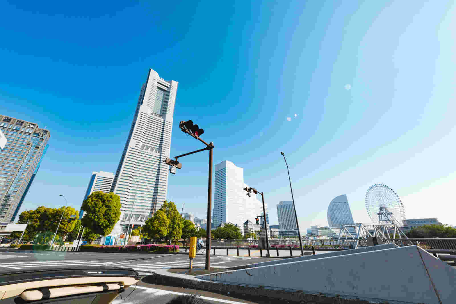 ランドマークタワーを一望