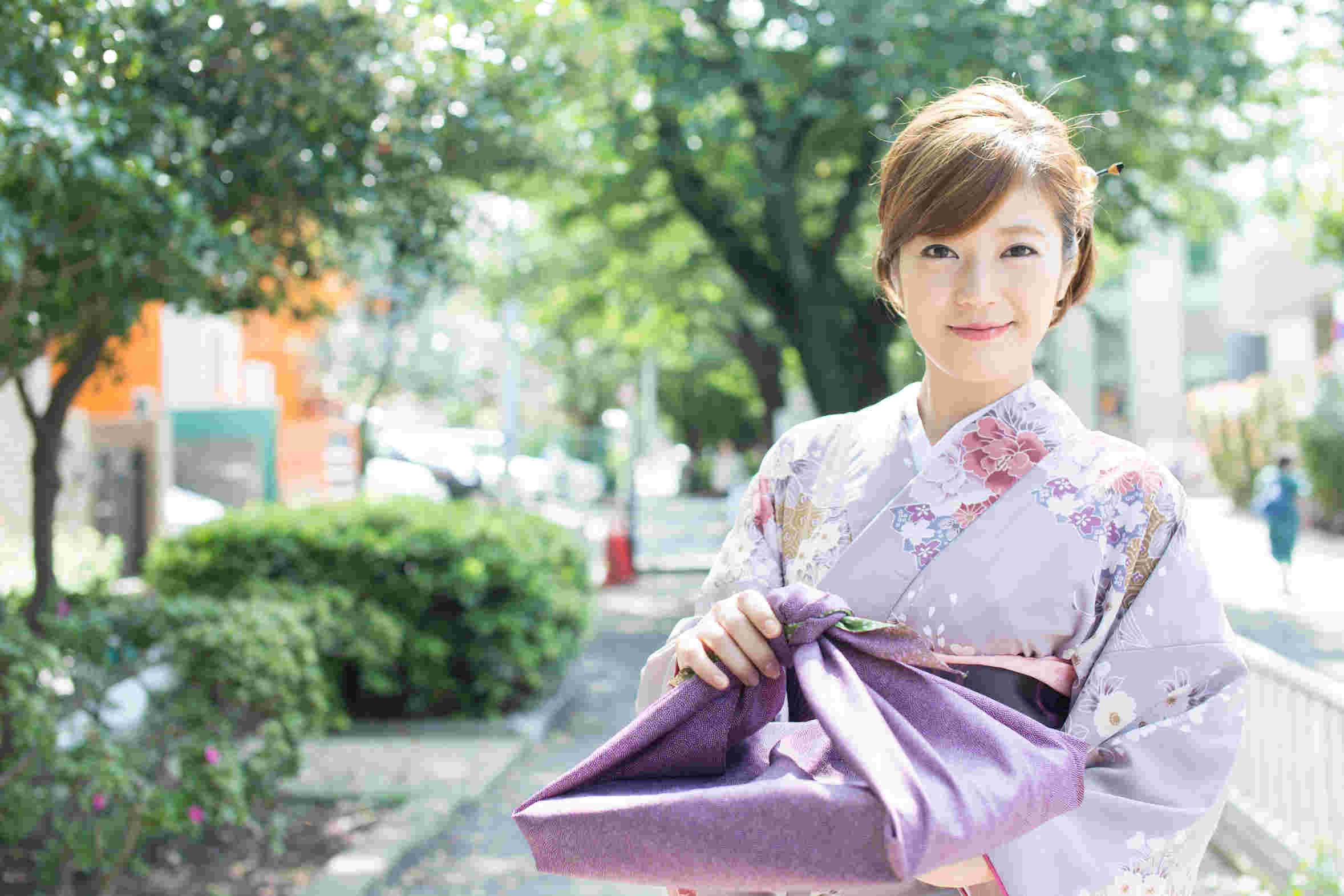 手土産を渡す女性