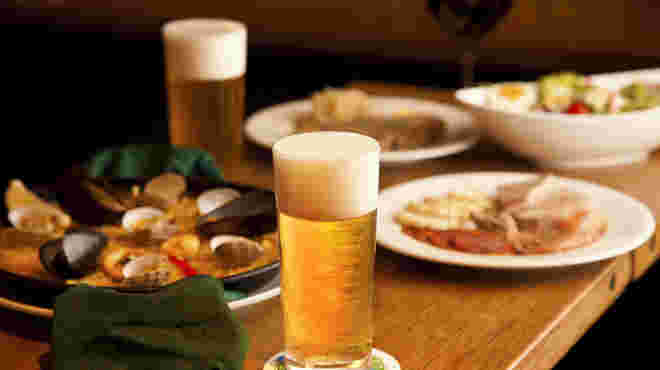 ビールとパエリアなどの料理