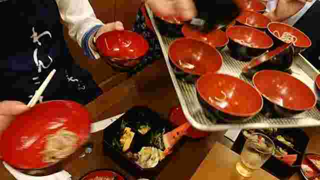 わんこそばを勢いよく食べる