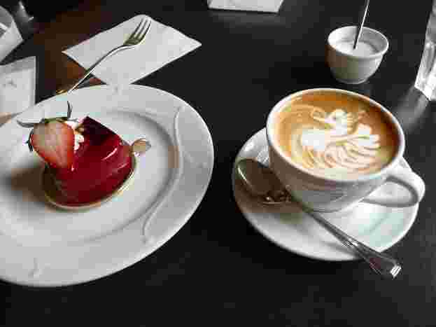 カフェでスイーツを楽しむ