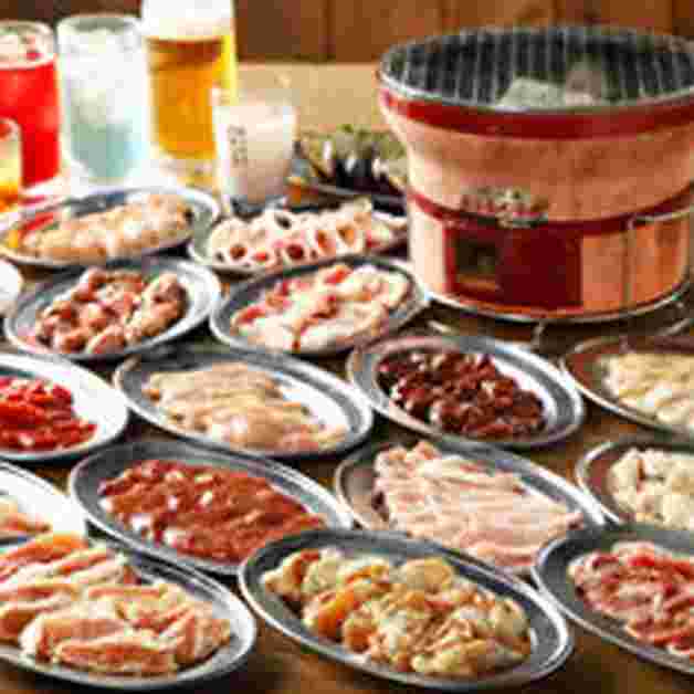 様々な焼肉の種類が並んでいる焼肉の画像