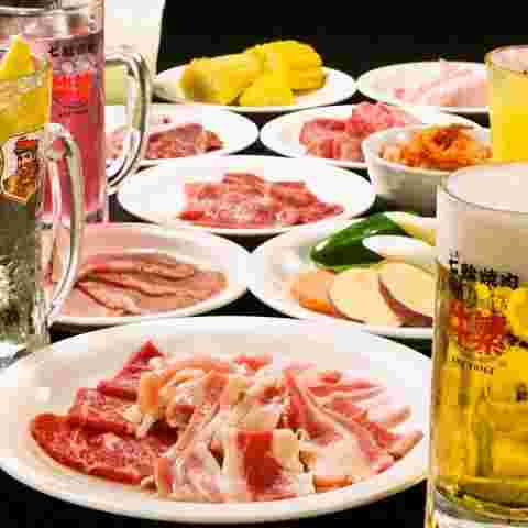 豚バラ、牛カルビ、牛タンなどのお肉が並んだ画像