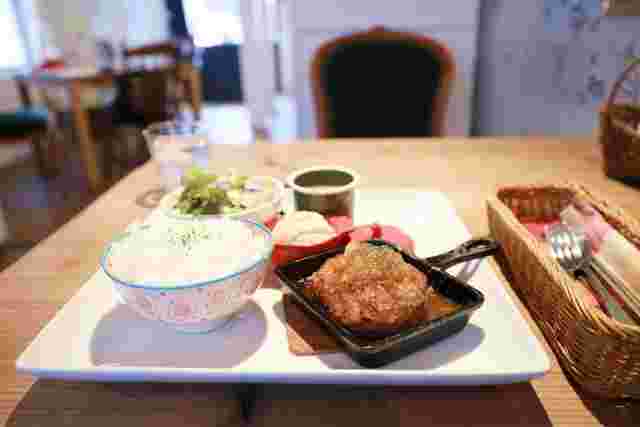 モジモジカフェのハンバーグランチ