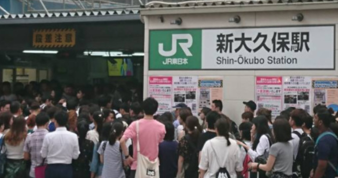 沢山の人で溢れる新大久保駅