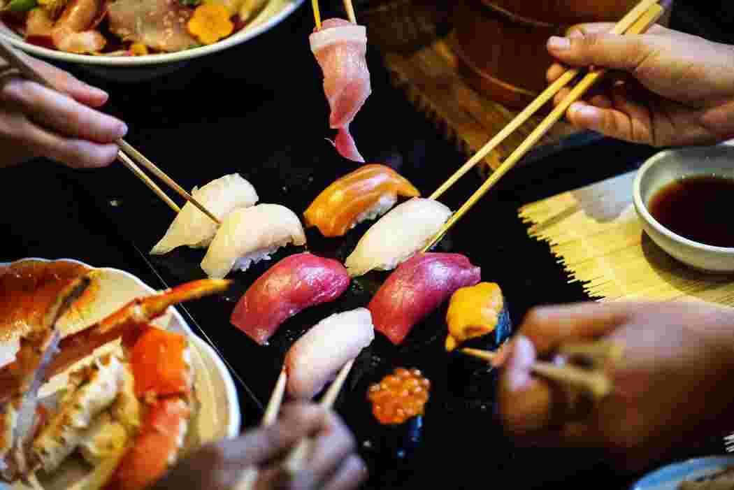 みんなで食べるにぎり寿司