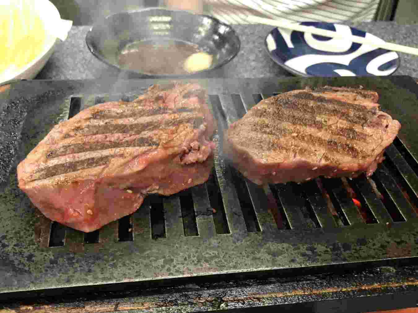 ワイルドに焼かれている肉