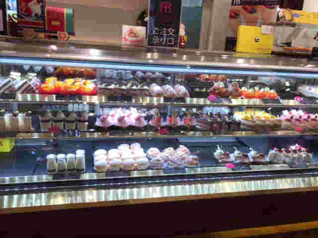 ショーケースのケーキ