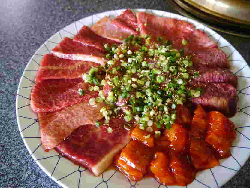 焼いたらうまそうな味つきの生肉