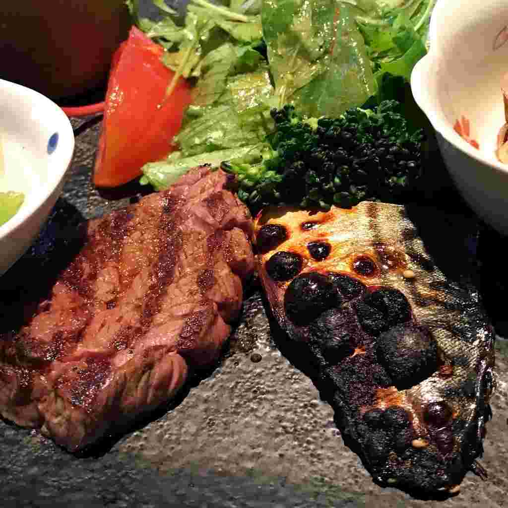 こんがり焼かれた肉とさば