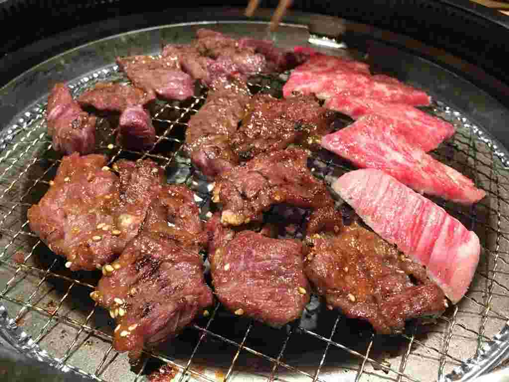 いっせいに焼かれる肉