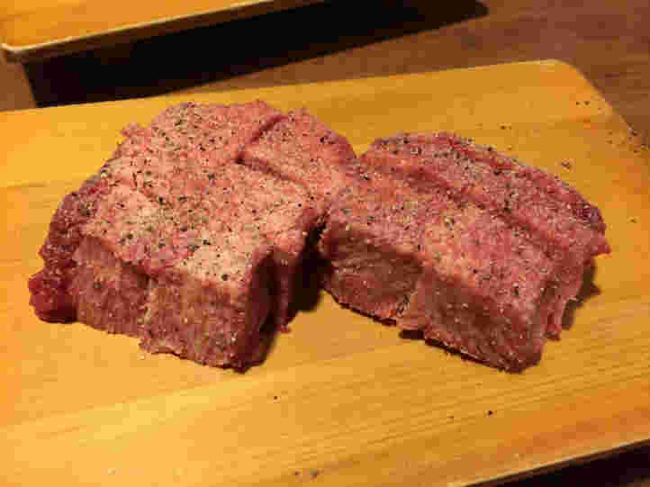 強めの塩コショウされた肉