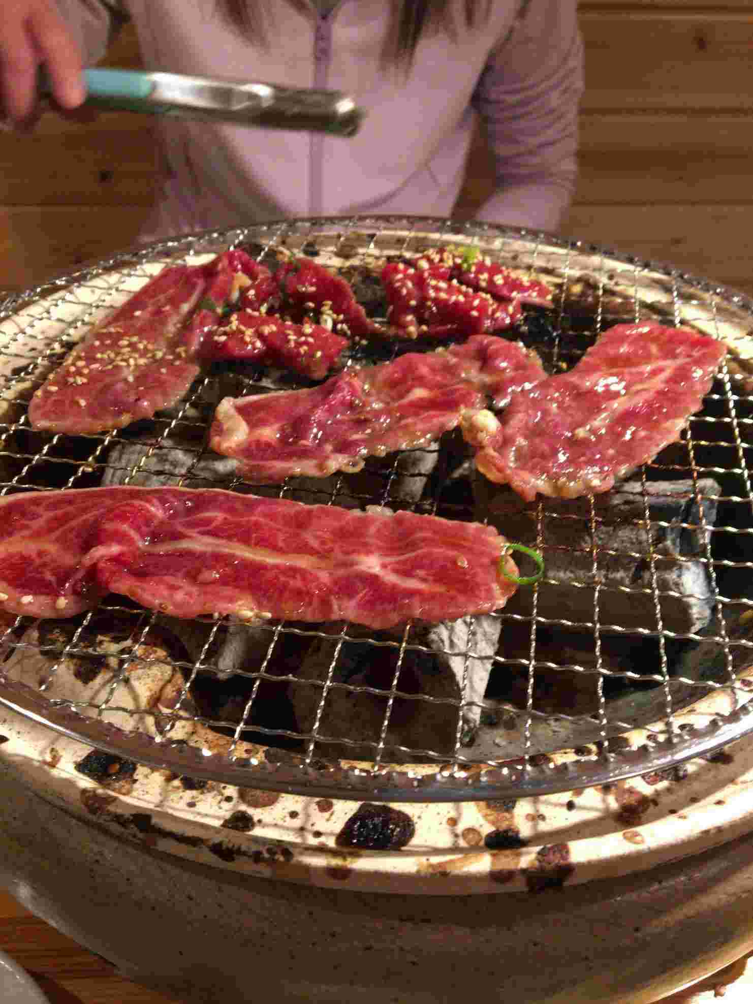 網で焼かれる肉