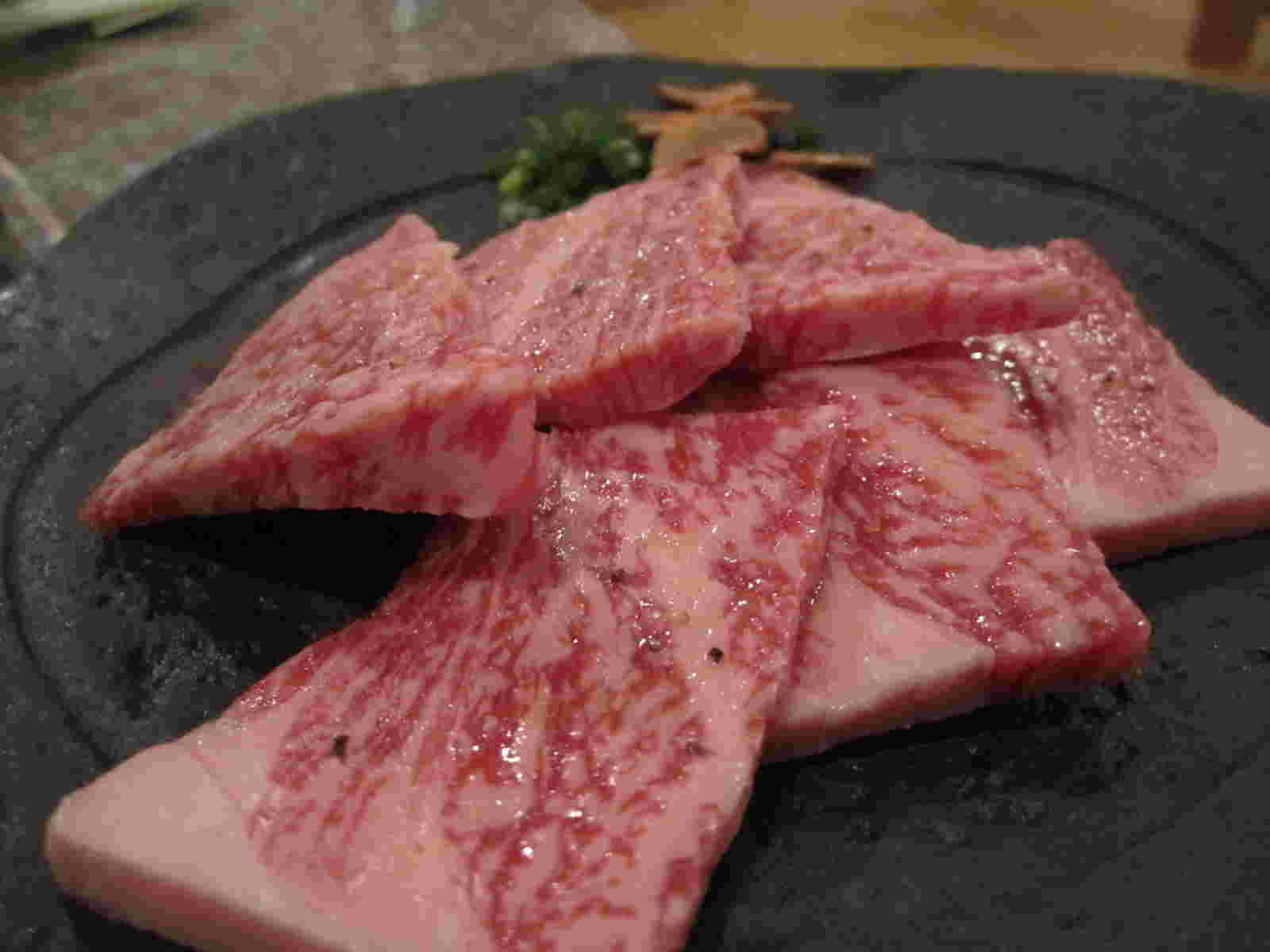 あぶらがにじむ肉