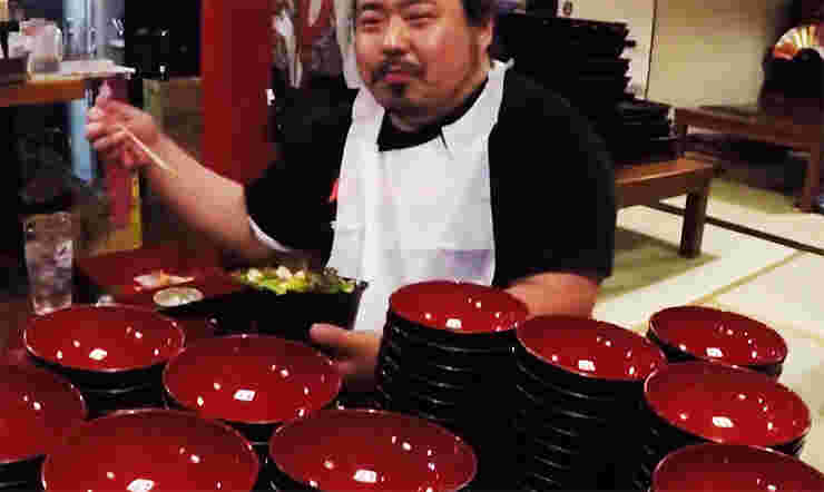 わんこそばを食べる男性