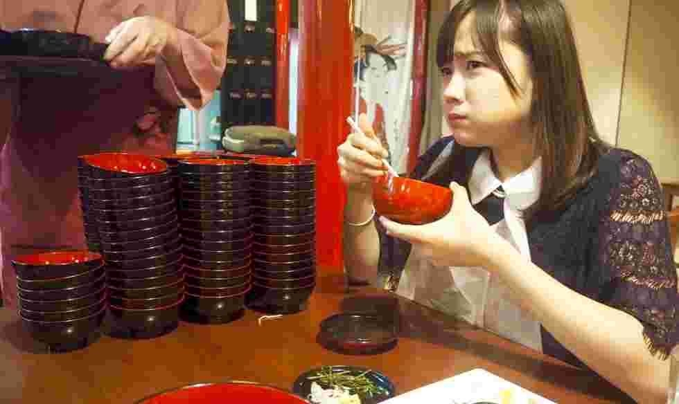 わんこそばを食べる女性