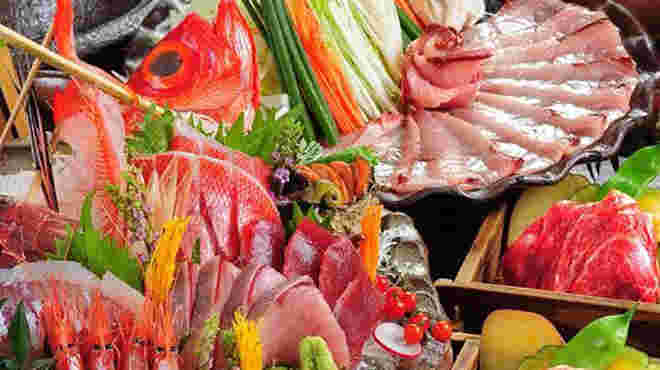 お造り盛り合わせやその他の料理
