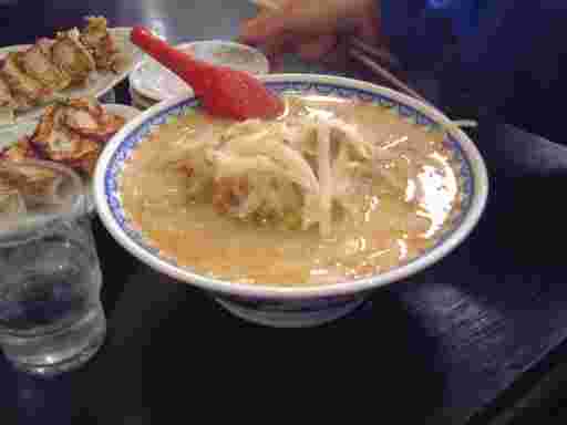 食堂ニューミサのみそラーメンと餃子