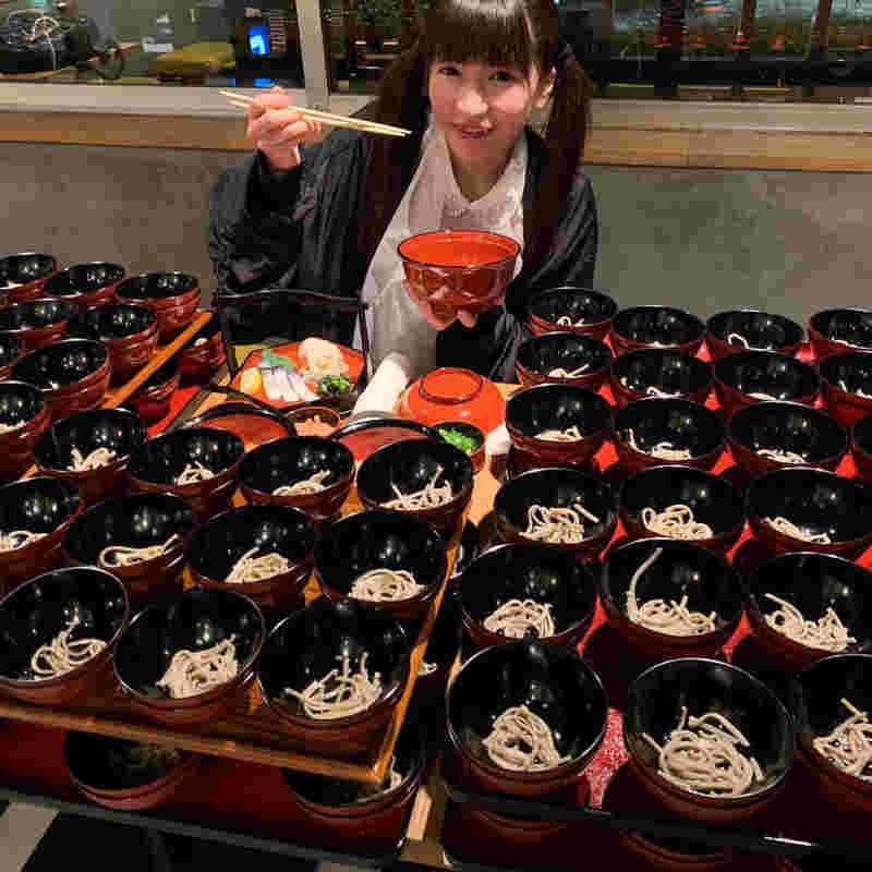 大食いタレントもえあずさんがわんこそばにチャレンジしている