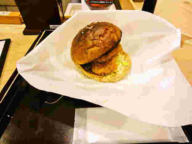 東京で食べられるタレカツバーガー