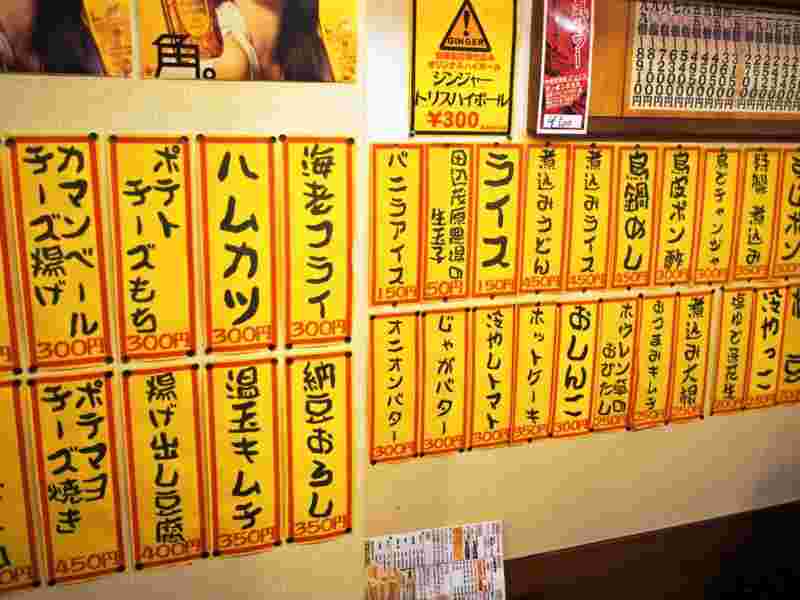 壁に貼られたメニュー