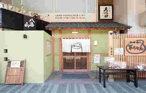 ウグイス色の壁が綺麗な軍ちゃんの入り口