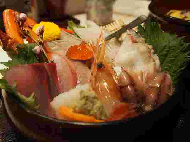 ランチで提供された魚介類がぎっしりの海鮮丼