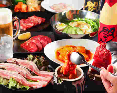 ツボ漬けのホルモンと豚バラや牛ロースなどがたくさん並んだ画像