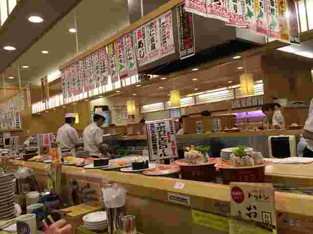回転寿司トリトンの活気ある店内