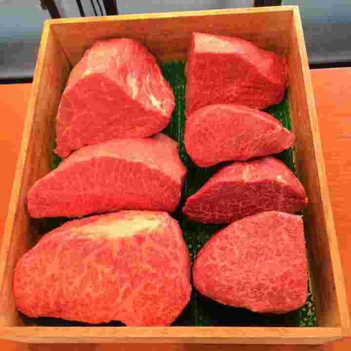 A5ランクのさしが綺麗に入った牛肉の画像