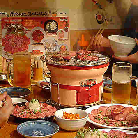 七輪と牛ハラミや牛タン、鶏肉などが並んでいる画像