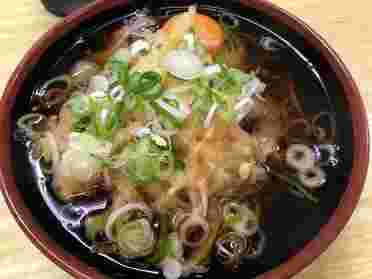 生卵をトッピングしたかけ中華