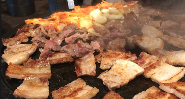 石板の上に肉が焼かれています