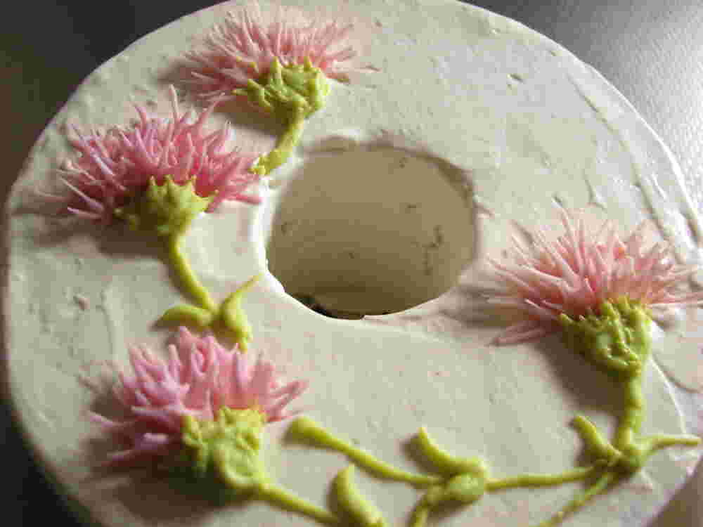 ケーキにデコペンで作った花を飾っている
