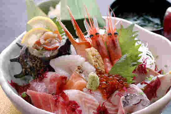 新鮮な魚介類がたっぷり乗せられた海鮮丼