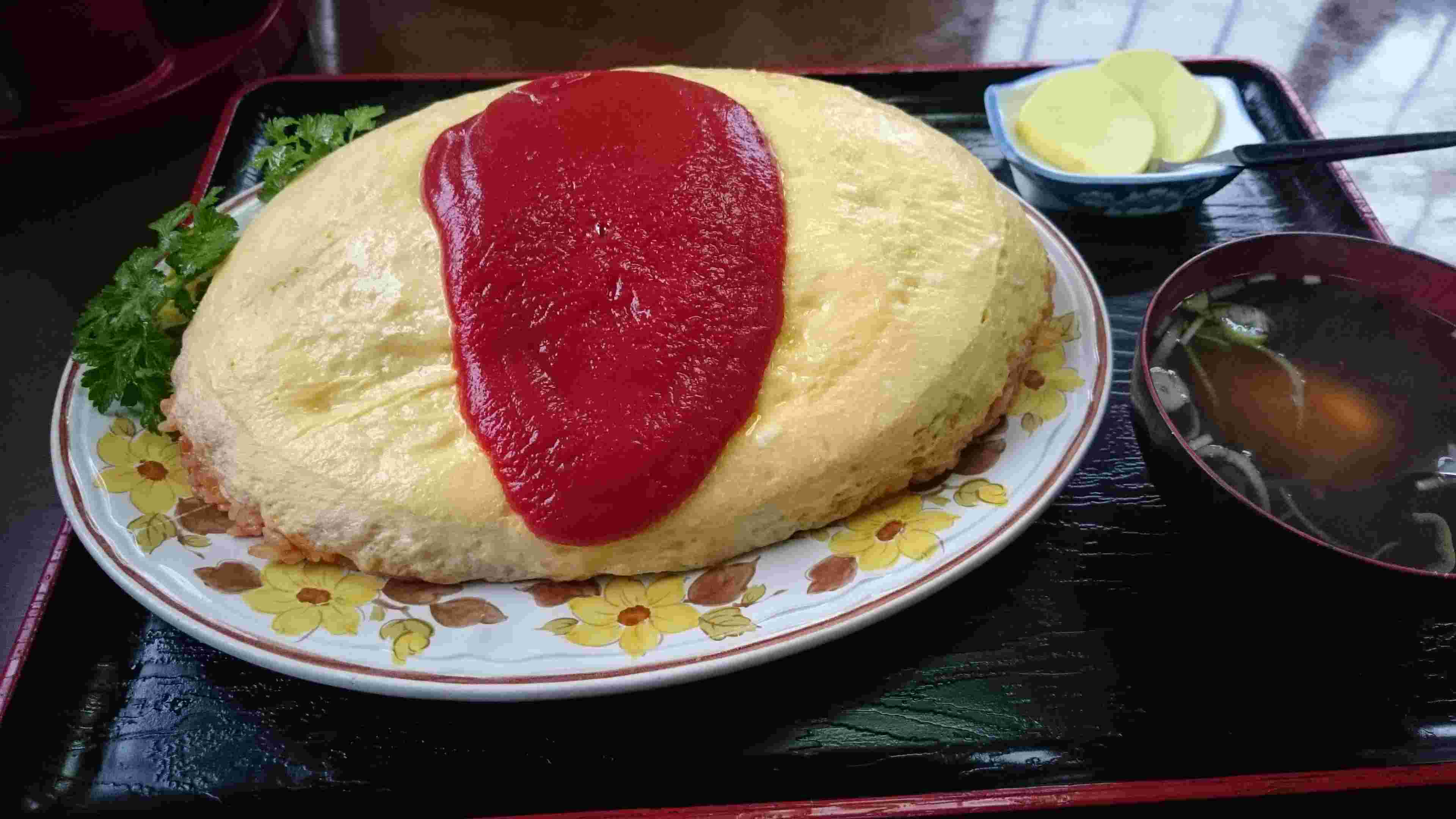 七福食堂の大盛オムライス