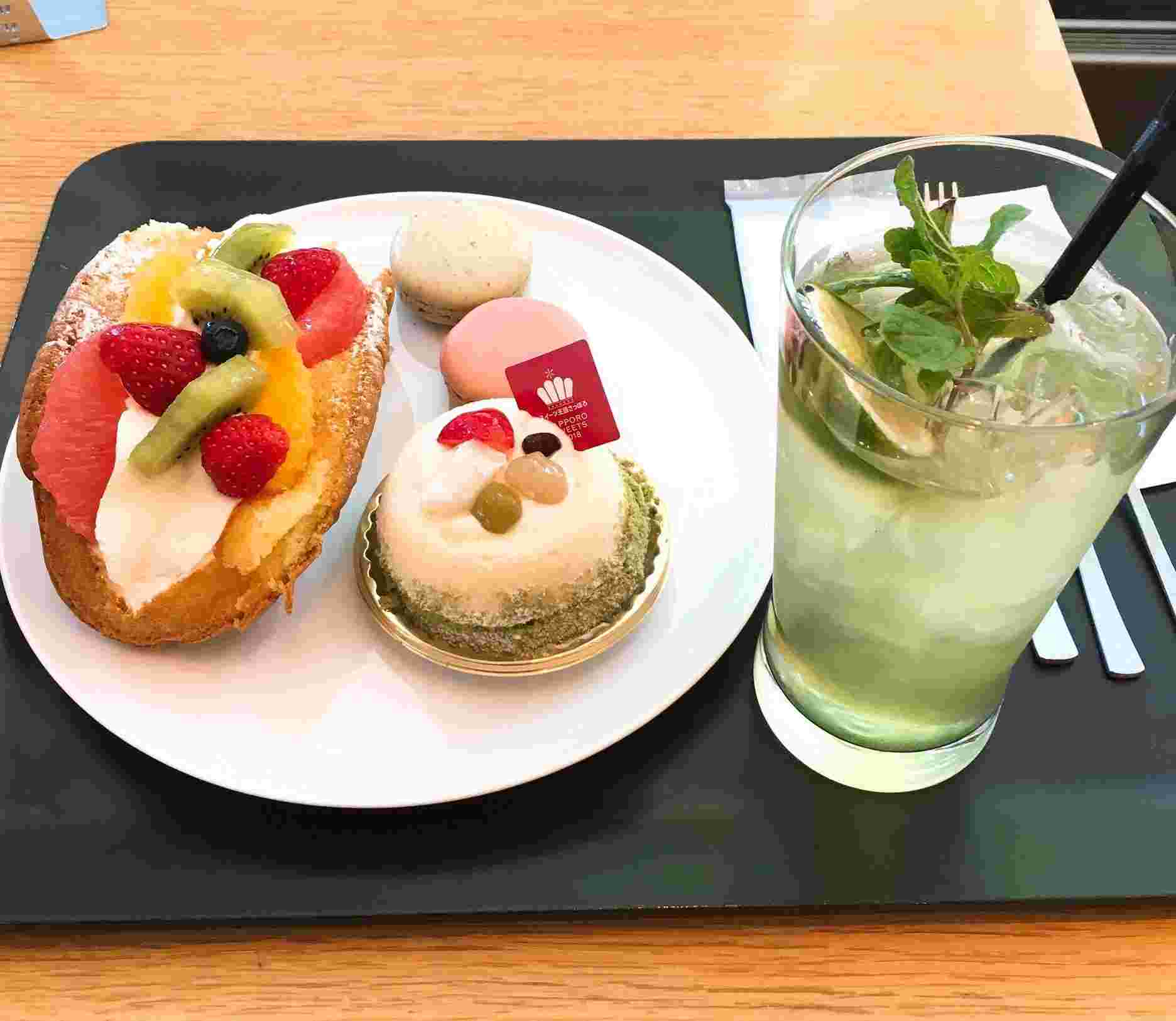 ケーキが皿にのっている