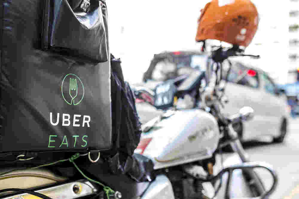 バイクで配送中のウーバーイーツ