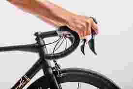 自転車で配送するウーバーイーツ配送員